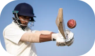 joueur de cricket frappant la balle avec une batte