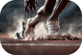coureur au départ sur piste avec pieds en mouvement et poussière