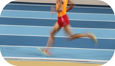 coureur en mouvement rapide sur piste avec effet de flou
